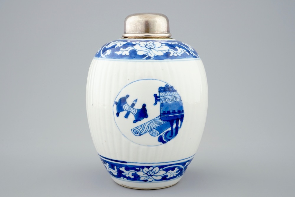 Een Chinese blauw-witte theebus met zilveren deksel, Kangxi